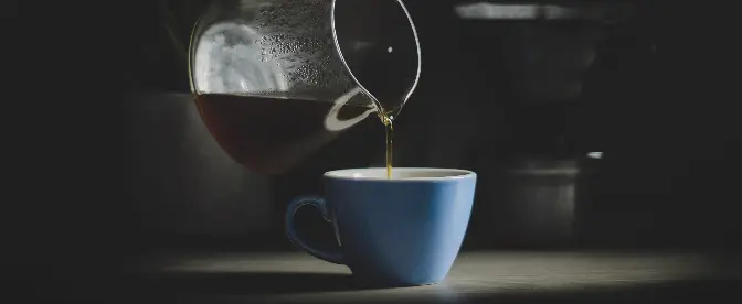 Vierta el filtro con el café molido en el embudo enfocado preparación del  café con filtro de goteo vierta el método alternativo de verter agua sobre  los granos de café tostados y