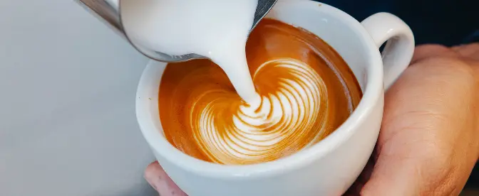 Cómo hacer espuma de leche en el microondas para mejorar tu café