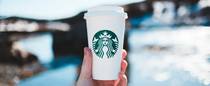 Starbucks frappucino in un bicchiere con panna montata in un caffè