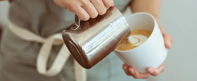 Manos De Barista Profesional Que Sostienen Calentando Leche Jarra