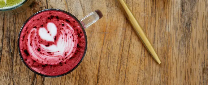 A verdade sobre as bebidas cor de rosa: elas contêm cafeína? cover image