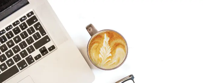 Tazza sotto una macchina da caffè che cattura il flusso di caffè